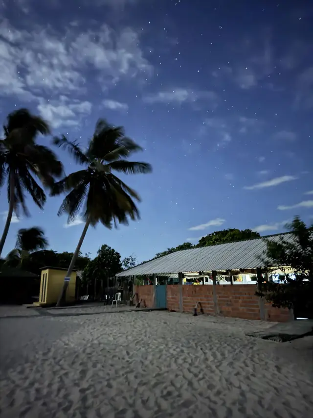 Céu estrelado sobre ponto de apoio à beira-mar