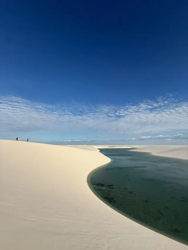A Lagoa das Emendadas em toda a sua extensão entre as dunas