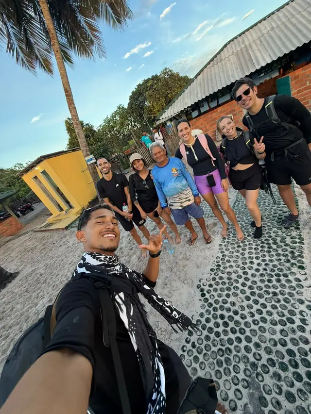 Miquéias e o grupo no vilarejo, ao fim de um dia de travessia