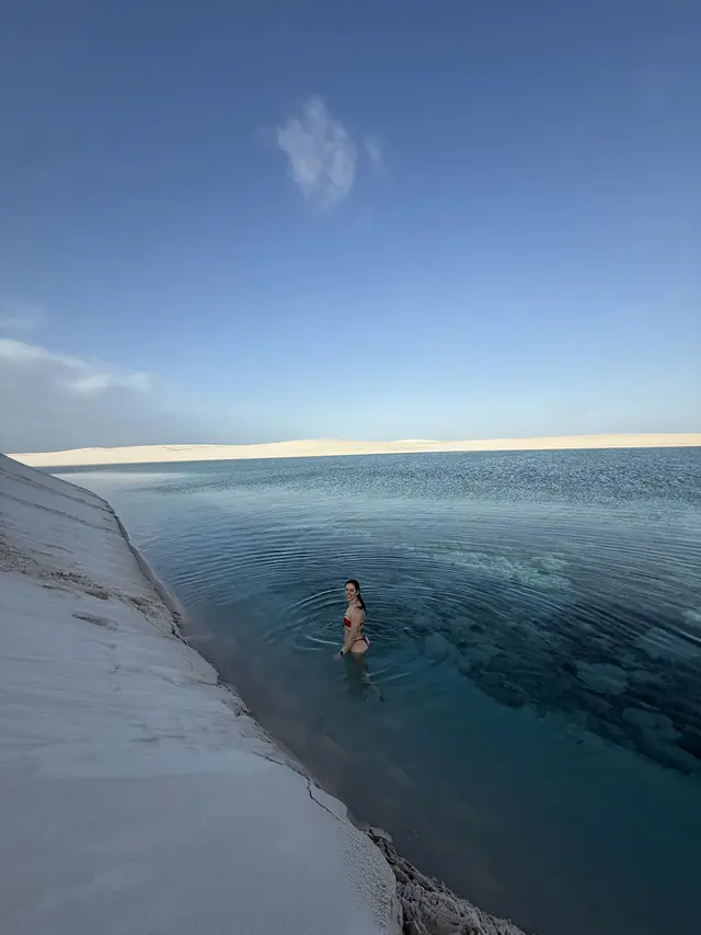 Banho solitário em lagoa cristalina