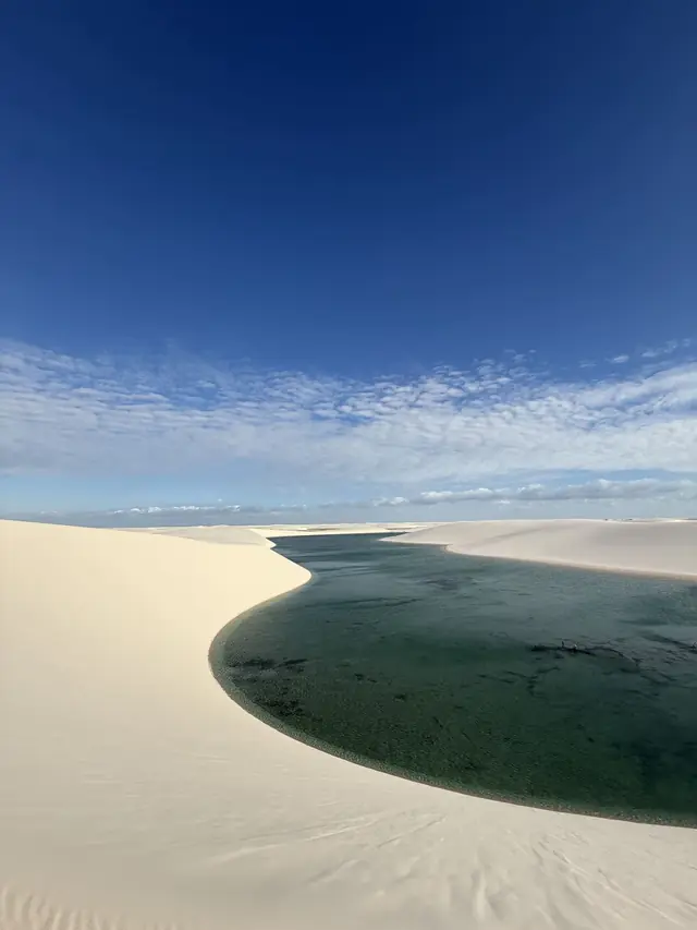 Lagoa em formato de crescente entre dunas