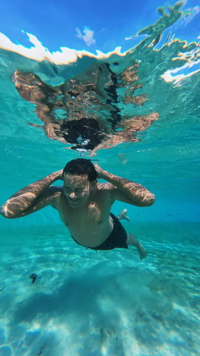 Mergulho nas águas cristalinas de uma lagoa dos Lençóis