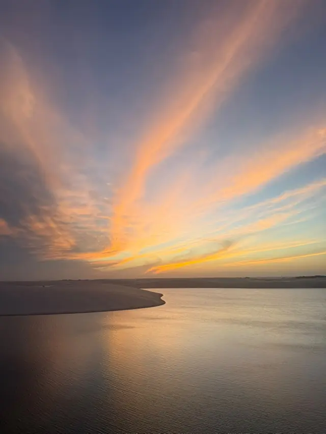 Nuvens rosadas do entardecer refletidas na lagoa