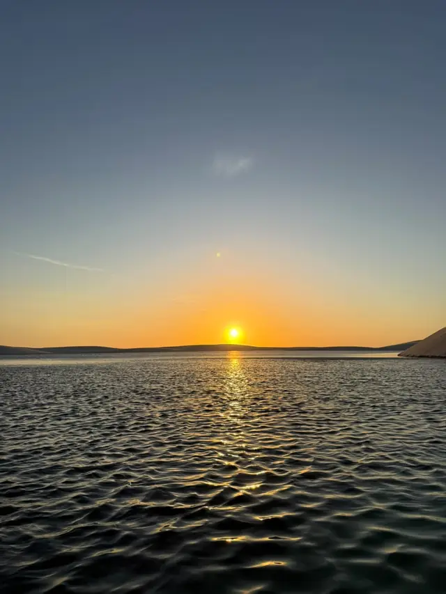 Sol se pondo no horizonte sobre a lagoa